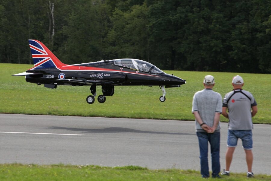 Erzgebirger hebt mit Mega-Modellflieger im Vogtland ab - Marcus Wolf landet sein Riesen-Modellflugteug BAE Hawk. Das Foto zeigt eindrucksvoll das Größenverhältnis.
