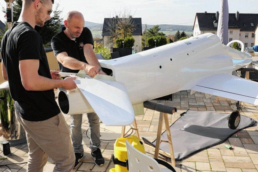 Erzgebirger hebt mit XXL-Modellflieger ab - Da das Modell nicht in die kleine Kellerwerkstatt passt, wird es im Garten zusammengebaut.