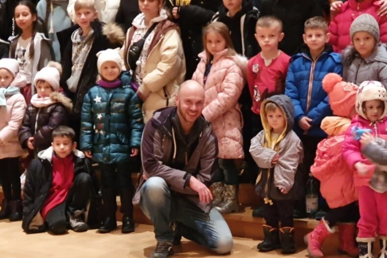 Erzgebirger hilft Kindern bei der Flucht aus Kiew - Jan Wätzig mit den ukrainischen Kindern nach der Ankunft in Dresden, wo es in der Dreikönigskirche eine Notverpflegung gab. Anschließend ging es mitten in der Nacht weiter nach Freiburg. 