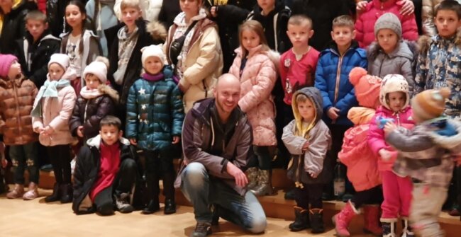 Erzgebirger hilft Kindern bei der Flucht aus Kiew - Jan Wätzig mit den ukrainischen Kindern nach der Ankunft in Dresden, wo es in der Dreikönigskirche eine Notverpflegung gab. Anschließend ging es mitten in der Nacht weiter nach Freiburg. 