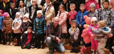 Erzgebirger hilft Kindern bei der Flucht aus Kiew - Jan Wätzig mit den ukrainischen Kindern nach der Ankunft in Dresden, wo es in der Dreikönigskirche eine Notverpflegung gab. Anschließend ging es mitten in der Nacht weiter nach Freiburg. 