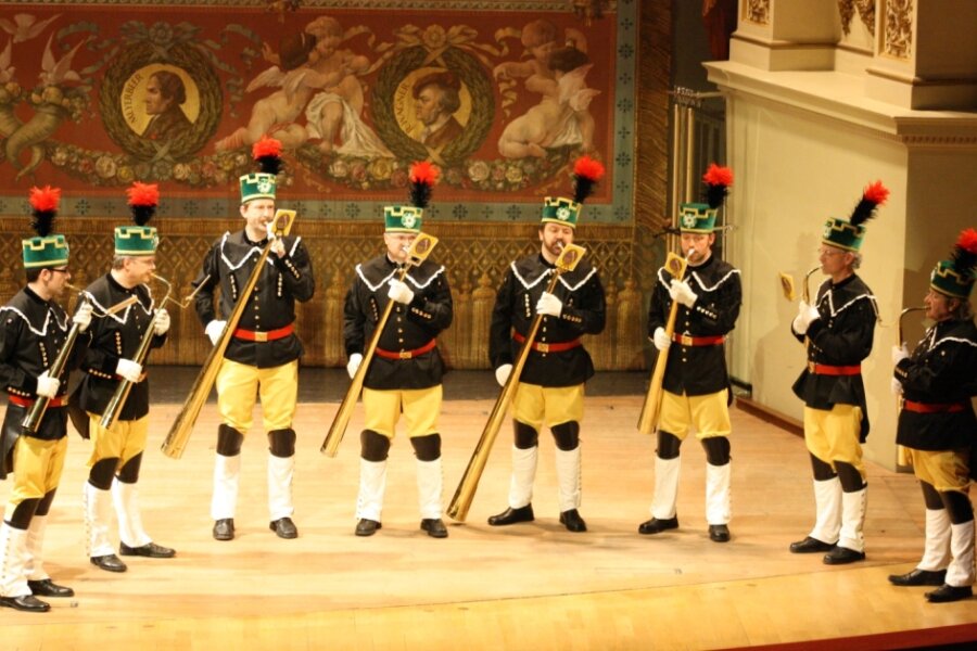 Als sich der gemeinsame Kulturraum Erzgebirge-Mittelsachsen, ein am 1. August 2008 gebildeter Zweckverband aus zwei kleineren Kulturräumen, in der Semperoper Dresden präsentierte, hatten auch diese Mitglieder des Erzgebirgsensembles Aue einen Auftritt - mit Russischen Hörnern.