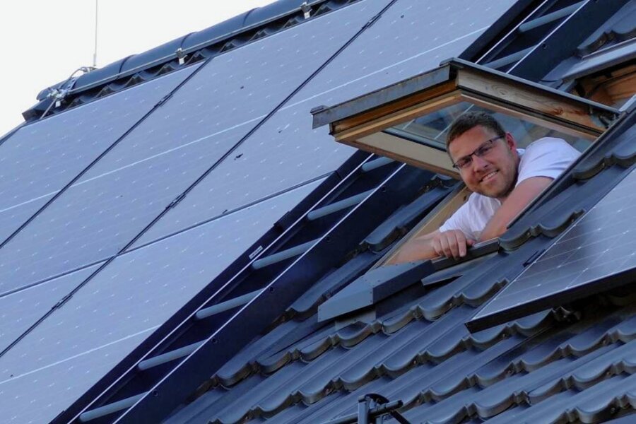 Erzgebirger investieren massiv in Fotovoltaik: Kann der Netzbetreiber mithalten? - Das Dach des Hauses, in dem Richard Großer mit seiner Familie wohnt, ist auf beiden Seiten mit PV-Modulen ausgestattet.