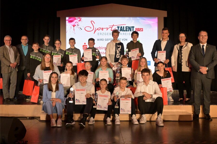 Erzgebirger küren ihre Sporttalente des Jahres bei großer Gala - Sport-Talentewahl in Oelsnitz. Sieger, Platzierte, Ehrengäste und Organisatoren vereint.