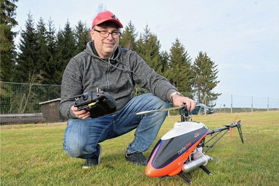 Erzgebirger lassen Modellflieger in Schneeberg aufsteigen - Thilo Barth hat beim Neujahrsfliegen seinen Modellhubschrauber aufsteigen lassen. 