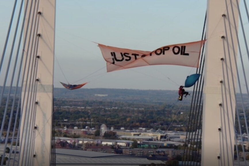 Erzgebirger muss nach Klima-Aktion in London ins Gefängnis: Das sagt seine Mutter dazu - Dieses Videostandbild zeigt die beiden Aktivisten der Gruppe "Just Stop Oil", Morgan Trowland und Marcus Decker, die eine Themse-Brücke erklommen haben. 