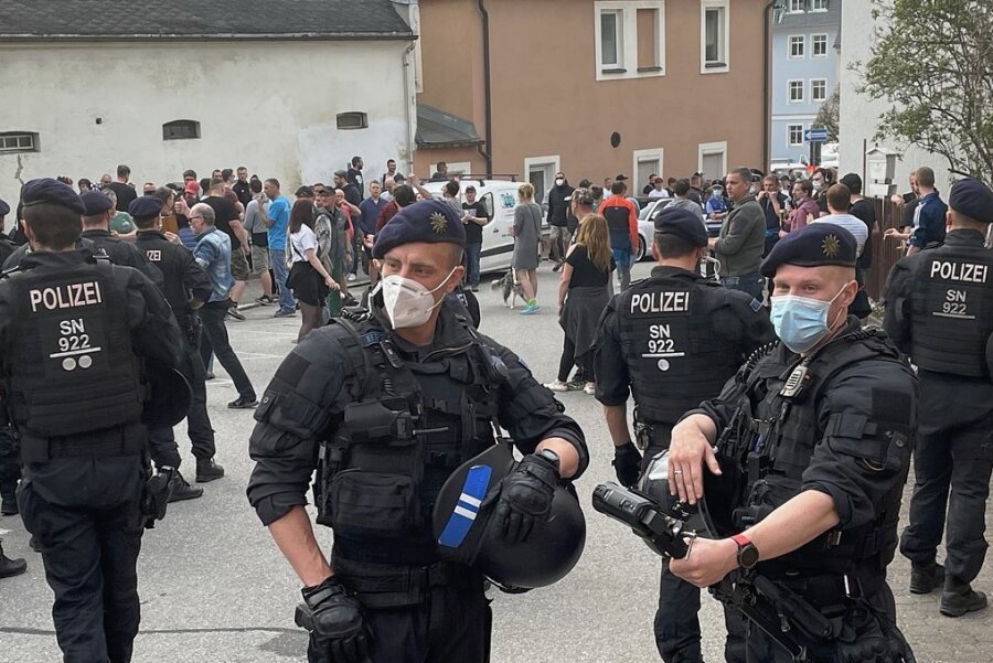 Erzgebirger nach Angriff auf Polizisten in Zwönitz verurteilt - Am 10. Mai 2021 sicherten zahlreiche Polizisten die Heinrich-Heine-Straße in Zwönitz. 