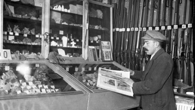 Erzgebirger sammelte die ganze Welt - Bruno Gebhardt in der ursprünglichen Sammlung, zu der auch viele Waffen gehörten.