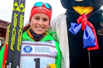 Silbermedaillengewinnerin Katharina Hennig und JWM-Maskottchen Braunbär Martin.