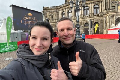 Erzgebirger übernehmen Live-Übertragung vom Semperopernball: „Wir sind schon ein wenig stolz“ - Anja und Jens Baumgärtel auf dem Semperopernplatz.