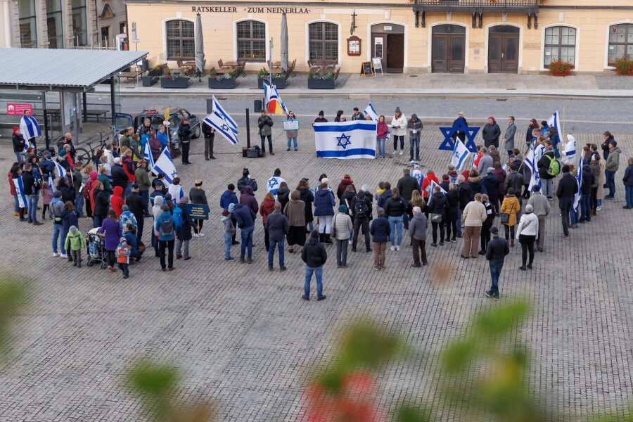 Erzgebirger zeigen Solidarität mit Israel - Nach Angaben der Polizei schlossen sich 145 Teilnehmer der Kundgebung an.