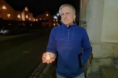 Erzgebirger zünden Kerzen an - aus ganz unterschiedlichen Motiven - Lutz Uhlig stellt sich in Jahnsbach abends für zehn Minuten mit einer Kerze vor sein Wohnhaus. 