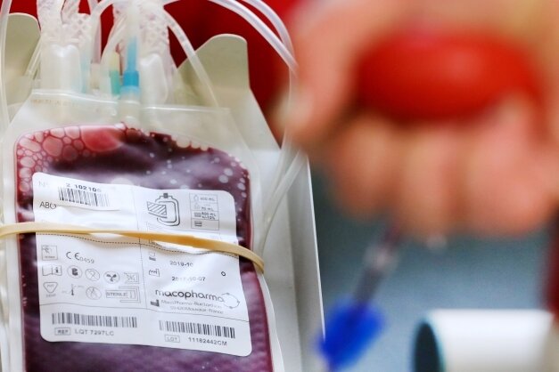 Erzgebirgerin bei Blutspende abgewiesen - Ausgerechnet am Weltblutspendetag konnte eine Annaberg-Buchholzerin kein Blut spenden. Ohne Termin kann das derzeit vielen passieren. 