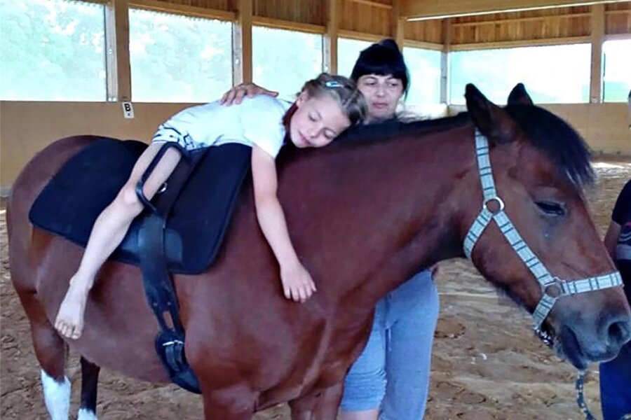 Erzgebirgerin bietet Therapie für Mensch und Pferd und Hund - Entspannung auf dem Pferderücken – wie das geht, zeigte Nicole Dietrich auch ihrer Tochter Lara.