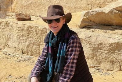 Erzgebirgerin erforscht Grab von Ramses III. im Tal der Könige in Ägypten - Seit vielen Jahren forscht Dr. Anke Weber im Tal der Könige, hier zu sehen vor Ort mit dem notwendigen Sonnenschutz. 