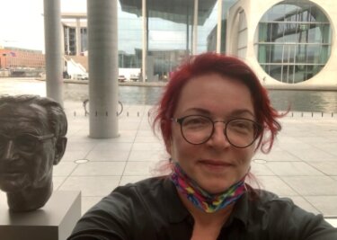 Erzgebirgerin im Bundestag angekommen - Ein Selfie vor dem Parlamentsgebäude in Berlin.