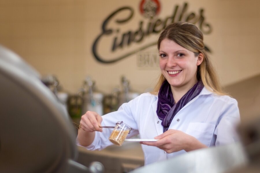 Erzgebirgerin verleiht Bier den richtigen Geschmack - Marie-Luise Mauersberger ist bei der Einsiedler Brauerei für die Qualitätssicherung zuständig. Zu ihren Aufgaben gehört auch, die Produktqualität während des Herstellungsprozesses zu begleiten. 