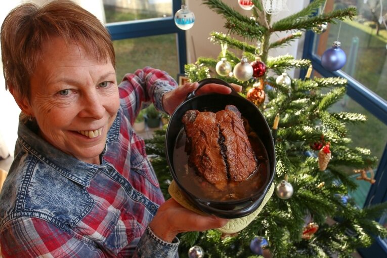 Erzgebirgern gelingt Aufsehenerregendes - Waltraud Seidel mit einer mit Maronen gefüllten Gänsebrust. Die Pobershauerin peppt auch gerne Weihnachtsgerichte mit der einen oder anderen Überraschung auf.