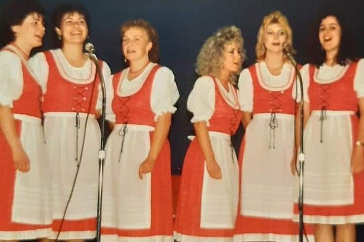Carmen Krüger ist Mitglied der Heimatgruppe Ehrenfriedersdorf. Zahlreiche Gastspiele führten die Erzgebirger in viele Regionen, so auch in die USA. Der Schnappschuss zeigt das Ensemble 1992 in Amerika, Carmen Krüger ist die Dritte von links. 