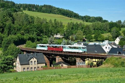 Erzgebirgische Aussichtsbahn startet am 6. April in die Saison – und rollt als Klöppelexpress - Voraussichtlich mit dieser Wagenkonstellation – hier in Markersbach – startet die EAB in die Saison 2024.