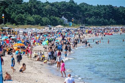 Erzgebirgische Familien wegen Inflation im Urlaubsfrust: Tipps für geschmälerte Urlaubskassen - Zahlreiche Deutsche suchen das Badevergnügen jeden Sommer im Inland, hier zu sehen ein Strand an der Ostsee. 