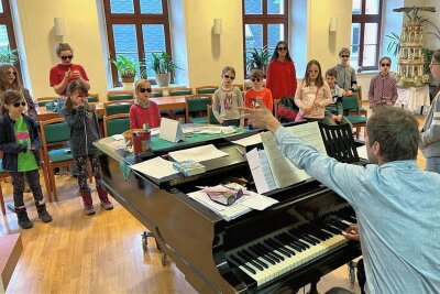 Erzgebirgische Kantoren erzählen mit Kindern die Geschichte vom verlorenen Sohn - Im Gemeindesaal in Lößnitz wurde am Freitag für die Aufführung des Kindermusicals "Der verlorene Sohn" am Sonntag geprobt. Am Klavier der Auer Kantor Detlev Küttler. 