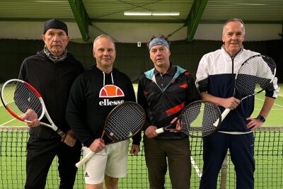 Erzgebirgische Kooperation am Tennisnetz mit Aufstieg belohnt - Hubert Peuschel, Heiko Schauer, Thomas Seifert und Stefan Senfftleben (von links) stellten für den TSV den Titel unterm Hallendach sicher.