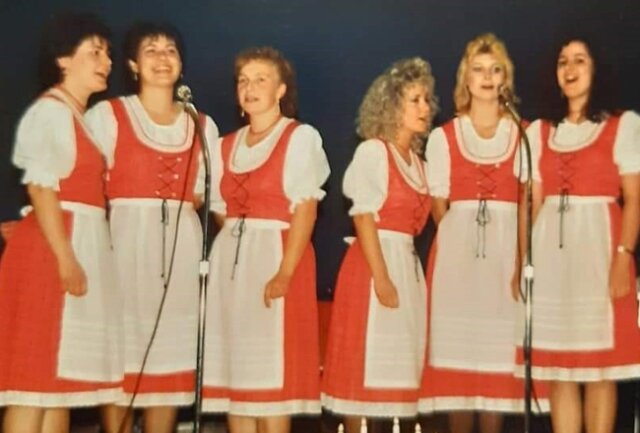 Carmen Krüger ist Mitglied der Heimatgruppe Ehrenfriedersdorf. Zahlreiche Gastspiele führten die Erzgebirger in viele Regionen, so auch in die USA. Der Schnappschuss zeigt das Ensemble 1992 in Amerika, Carmen Krüger ist die Dritte von links. 