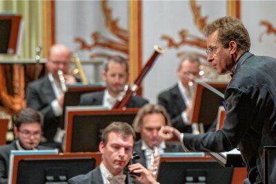 Erzgebirgische Philharmonie schickt Publikum beschwingt ins neue Jahr - Das Silvesterkonzert der Erzgebirgischen Philharmonie wurde von Generalmusikdirektor Jens Georg Bachmann dirigiert. Den Melodien lauschten 600 Besucher. 
