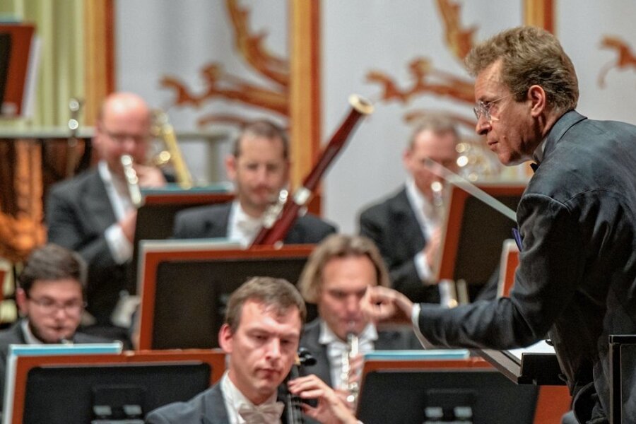 Erzgebirgische Philharmonie schickt Publikum beschwingt ins neue Jahr - Das Silvesterkonzert der Erzgebirgischen Philharmonie wurde von Generalmusikdirektor Jens Georg Bachmann dirigiert. Den Melodien lauschten 600 Besucher. 