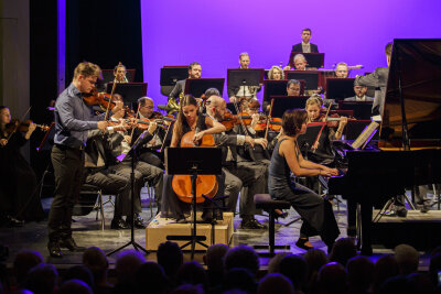 Erzgebirgische Philharmonie: Schweizer Trio Toth begeistert Publikum - Anatol Toth (Violine), Anouk Toth (Violoncello) und Manoush Toth (Klavier) konzertierten mit der Erzgebirgischen Philharmonie Aue. 