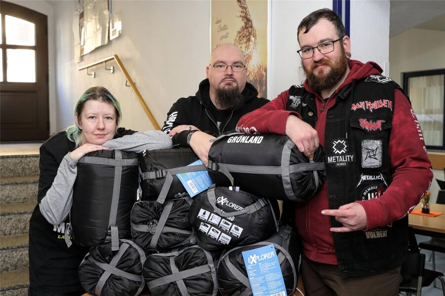 Erzgebirgische Rocker spenden Schlafsäcke an Wohnungslose - Andrea Unger, Daniel Blechschmidt und Benjamin Richter überbrachten die Schlafsäcke.