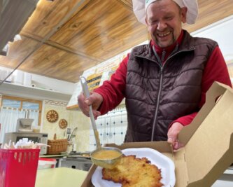 Erzgebirgische Spezialitäten "to go" oder "zen mietnamme" - Buschmanns Mitarbeiter Frank Jahn spürt, dass den meisten Menschen aufgrund der Sorgen der Appetit längst vergangen ist. "Durchhalten", sagt er und schenkt dennoch jedem ein Lächeln. 