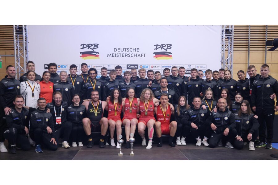 Erzgebirgische Zweikämpfer trumpfen bei Deutscher Ringer-Meisterschaft auf - Die Sachsenauswahl zur Deutschen Meisterschaft 2024 im Ringen, erfolgreiche Erzgebirger mittendrin.