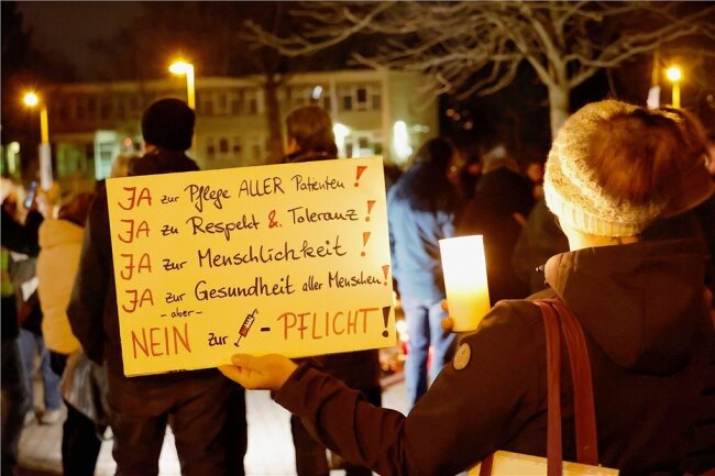 Protest am Samstag vor dem Klinikum Chemnitz: Nein zur Impfpflicht. 