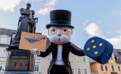 Erzgebirgs-Monopoly: Abstimmung beginnt - Mister Monopoly stattete Barbara Uthmann auf dem Annaberger Markt einen Besuch ab, um für die neue Sonderedition zu werben. 