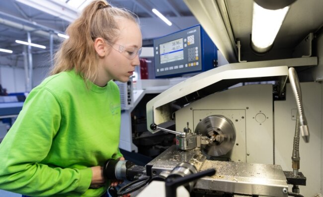 Erzgebirgs-Unternehmen Normteile Lindner macht Umsatzrekord im Pandemiejahr - Ausbildung spielt in der Ehrenfriedersdorfer Firma eine wichtige Rolle. Azubis wie die künftige Zerspanungsmechanikerin Leonie Völker können an eigenen Maschinen ihre Fertigkeiten schulen und verbessern. 