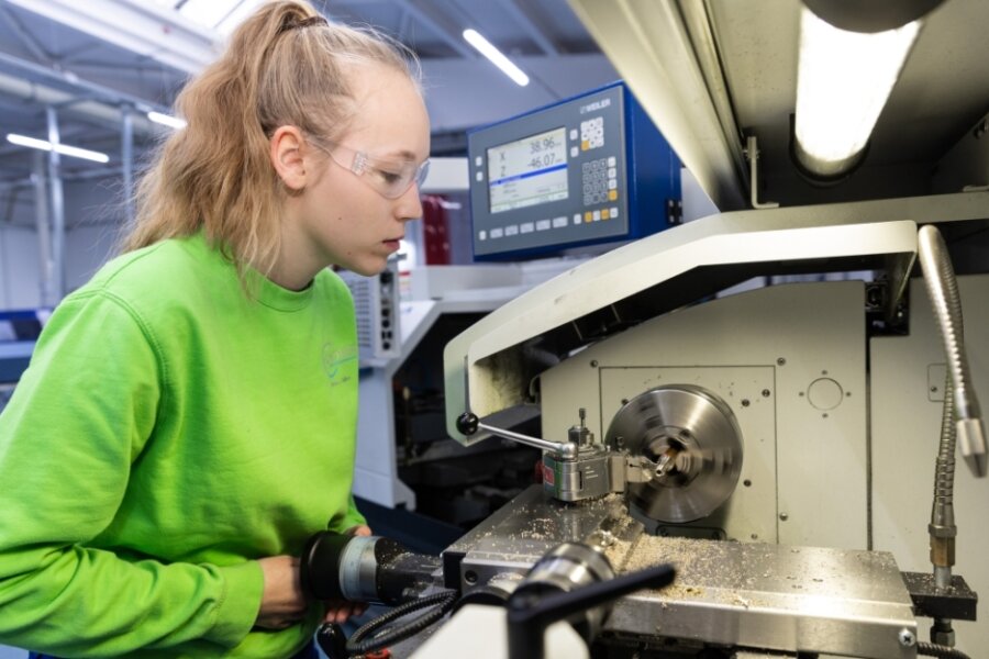 Ausbildung spielt in der Ehrenfriedersdorfer Firma eine wichtige Rolle. Azubis wie die künftige Zerspanungsmechanikerin Leonie Völker können an eigenen Maschinen ihre Fertigkeiten schulen und verbessern. 
