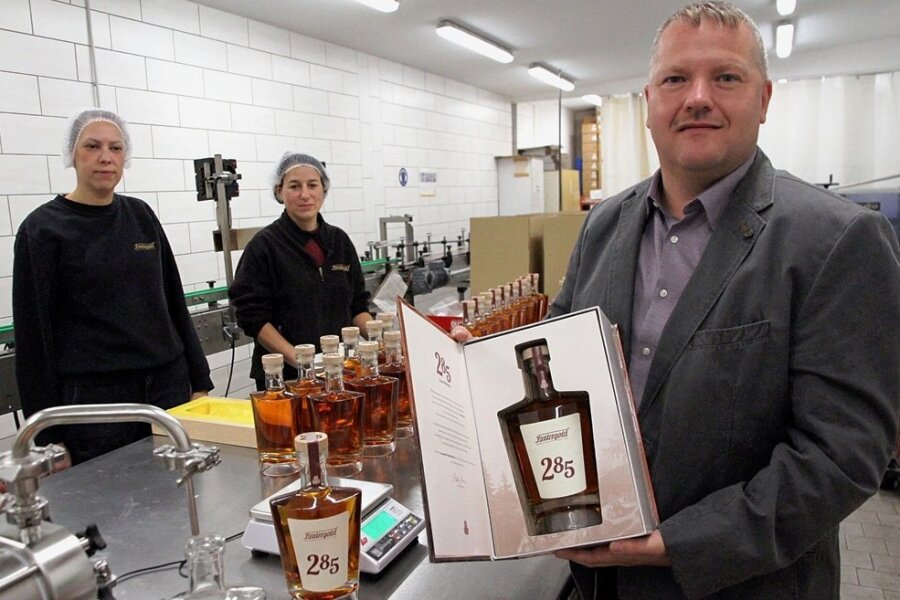 Der erste Whisky aus dem Erzgebirge trägt den Namen 285. Es ist eine Hommage an das 285-jährige Bestehen von Lautergold. Anja Link (links) und Doreen Schmidt füllen die Spirituose per Hand ab. Betriebsleiter Mike Schneising (rechts) ist stolz auf das Gesamtprodukt. 
