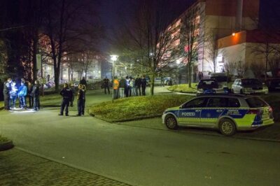 Erzgebirgsbad: Polizeieinsatz vor Asylheim in Thalheim - 