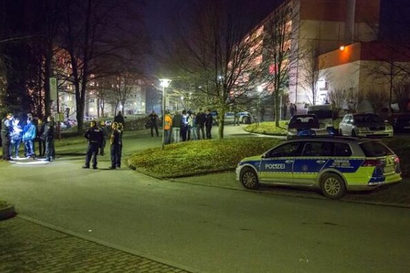 Erzgebirgsbad: Polizeieinsatz vor Asylheim in Thalheim - 