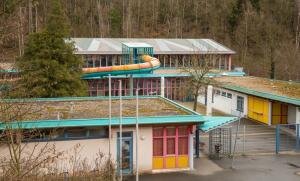 Erzgebirgsbad wird Flüchtlingsheim - Das seit Sommer 2014 geschlossene Erzgebirgsbad in Thalheim.