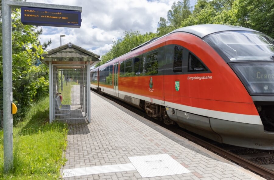 Erzgebirgsbahn rollt weiter durch Region - Die Erzgebirgsbahn rollt mindestens bis 2024 weiter durch das Erzgebirge und investiert weiter in ihre Infrastruktur: Unter anderem sollen als nächstes die beiden Haltepunkte in Sehma (Foto) und in Schwarzenberg sowie der Bahnhof Annaberg-Buchholz/Süd barrierefrei umgebaut werden. 