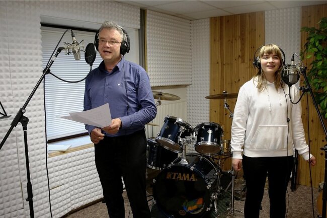 Steffen Kindt und Sängerin Elina Lang diese Woche im Studio von Mirko Süß in Crottendorf. Die Aufnahmen, die hier entstanden sind, werden zusammen mit anderen zu einem Fernsehbeitrag komplettiert. 