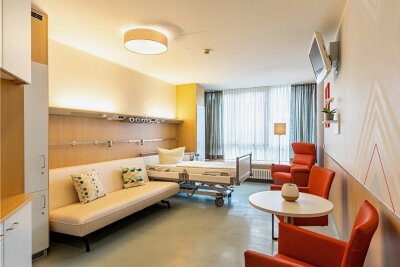 Erzgebirgsklinikum: Familie kann auch beim Schwerkranken übernachten - Blick in eines der sechs Einzelzimmer der Palliativstation im Haus Annaberg des Erzgebirgsklinikums.