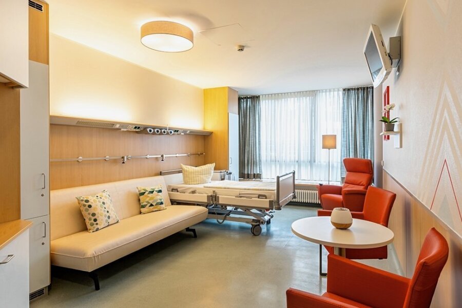 Erzgebirgsklinikum: Familie kann auch beim Schwerkranken übernachten - Blick in eines der sechs Einzelzimmer der Palliativstation im Haus Annaberg des Erzgebirgsklinikums.