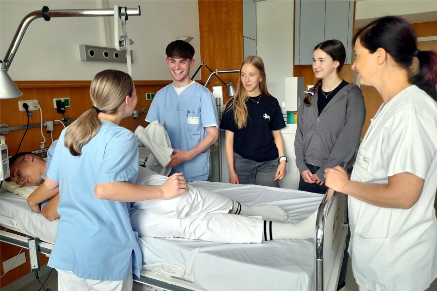 Erzgebirgsklinikum: Tschechische Schüler informieren sich über Ausbildung - Bei dem Besuch aus Tschechien demonstrierten die Azubis den Schülern das Lagern im Bett.