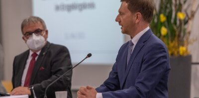Erzgebirgskreis bekommt 10.000 zusätzliche Impfdosen - Der Ministerpräsident Michael Kretschmer (r.) warb bei den Erzgebirgern fürs Impfen. 