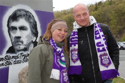 Erzgebirgskreis greift dem FC Erzgebirge Aue finanziell unter die Arme: Das sagen die Fans dazu - Enrico Lippold und Ellen Koch sehen im FCE ein Aushängeschild der Region.