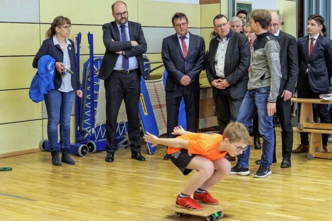Erzgebirgskreis investiert 5,5 Millionen Euro in Sportschule in Oberwiesenthal - Sachsens Kultusminister Christian Piwarz (2. v. l.) zeigte sich beeindruckt, was in der Eliteschule geleistet wird - unter anderem beim Training für junge Skispringer. 